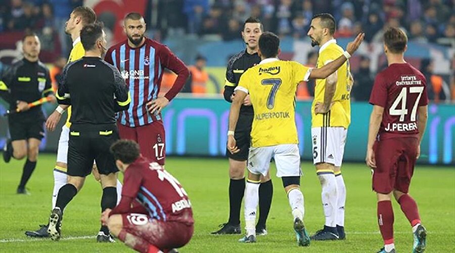 Ali Palabıyık'ın notu belli oldu

                                    Trabzonspor-Fenerbahçe mücadelesini yöneten ve maç sonunda iki tarafın da eleştirilerine maruz kalan Ali Palabıyık yüksek bir not aldı. Hürriyet'in haberine göre maçın gözlemcisi Yunus Yıldırım, Ali Palabıyık'a sezonun en yüksek notlarından biri olan 8.4 puan verdi.
                                