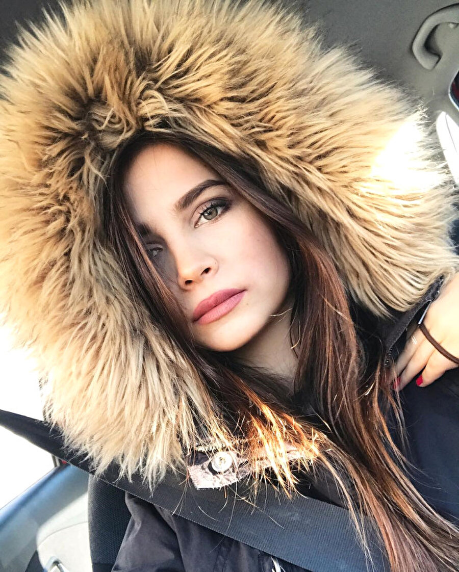 Yeterli müdahale yapılamadı!
" Bebek yüzlü" lakabıyla bilinen dizi oyuncusu Dilay Çetinçay, gittiği klinikte yapılan operasyonun ardından yaşamını yitirmişti. Operasyon sonrası klinikte yeterli müdahale yapılma olasılığı olmaması üzerine Çetinçay, apar topar kliniğin karşısında bulunan bir hastaneye kaldırılsa da; tüm müdahalelere rağmen genç kız hayatını kaybetti.