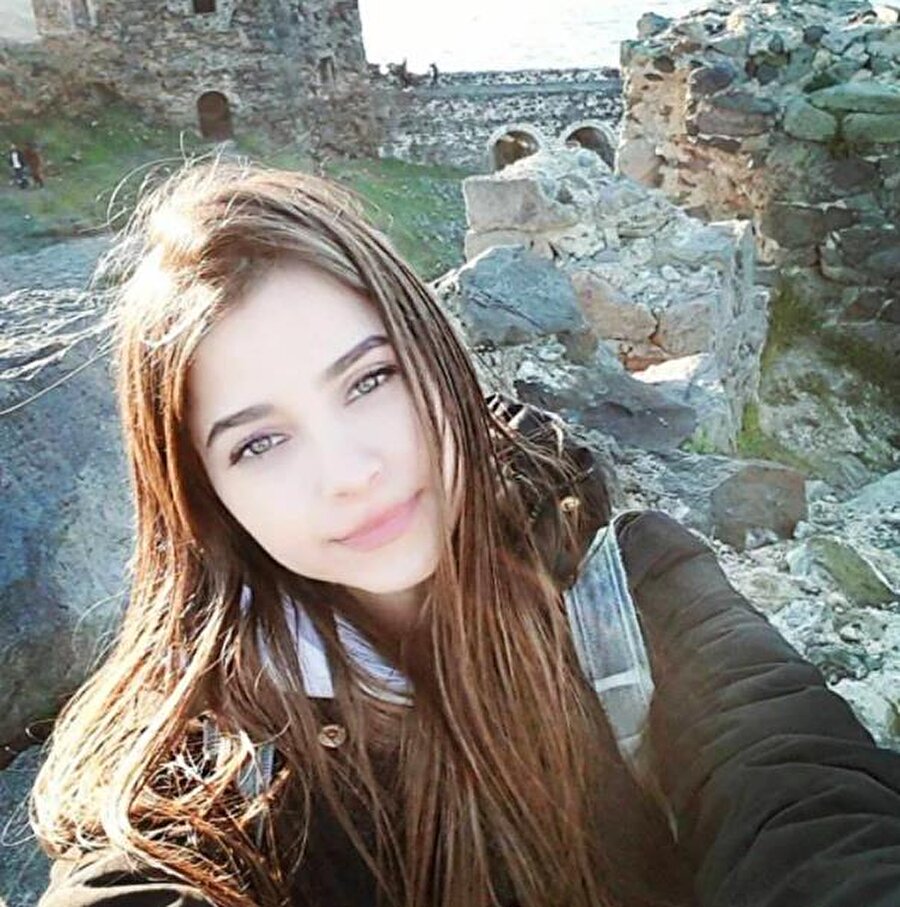 Peşini bırakmadılar!
Klinik sahibi Yardımcı Doçent Doktor A.K., ifadesi alınarak serbest bırakılsa da, sosyal medya sessiz kalmadı. Dilay Çetinçay'ın sosyal medyada bulunan hesaplarında arkadaşları, "Basit bir kist alma ameliyatı ölümle sonuçlandı bu işin sonuna kadar gidilmesi gerekir" şeklinde yorumlar yaptı.