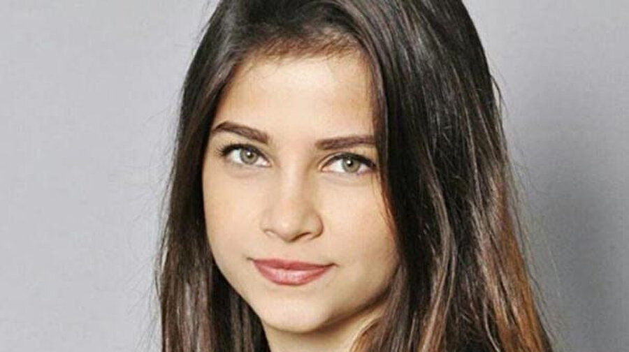 ''Aramızda olacaktı''
Çetinçay'ın babası Emekli Emniyet Havacılık Daire Başkanı Mustafa Çetinçay ise, "Kızım basit bir kist ameliyatı olmak için Bakırköy'de bir kliniğe gitmiş. Operasyondan sonra odaya aldıklarında şoka girmiş ve bir saat klinikte kendine getirmeye çalışmışlar. Etrafında bir sürü hastane var o kadar beklenmeden zamanında herhangi bir hastaneye kaldırılsa belki hayatta ve aramızda olacaktı" açıklamasında bulundu. Klinik ve doktor hakkında soruşturma başlatıldı.