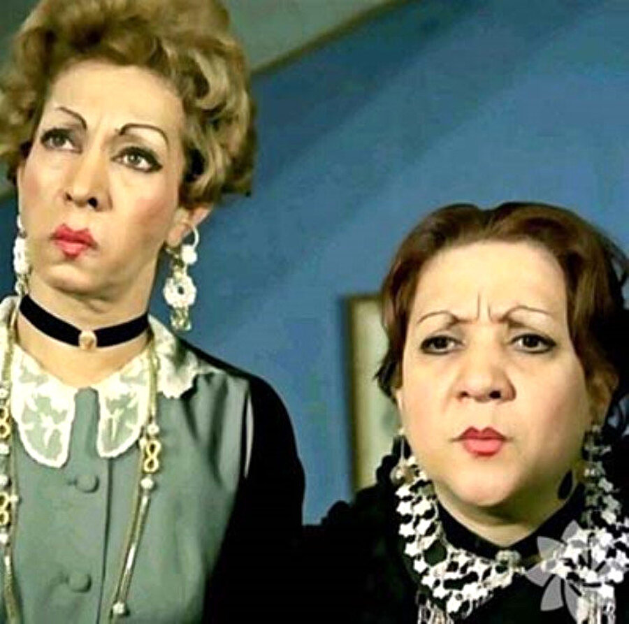 Bakın onlar kim!
Bizimkiler'in babaannesi olarak tanınan Güzin Özipek ve Adile Naşit'in gençlik yıllarında çekilen fotoğrafını görenler onları tanımakta zorlandı. Yıllar sonra, 1971'de yeniden aynı karede poz veren Güzin Özipek ve Adile Naşit 'Beyoğlu Güzeli' filmindeki Annik ile Mannik rolleriyle bir araya geldi.