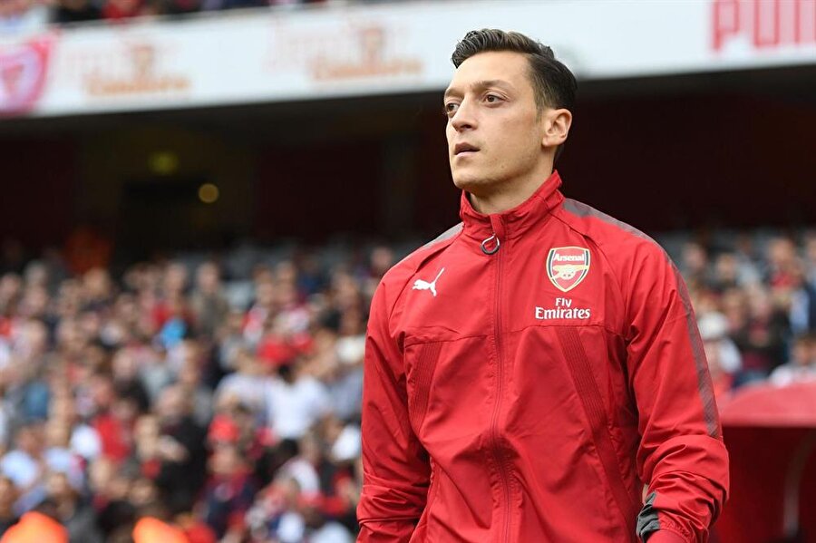 Mesut Özil Arsenal'le uzattı