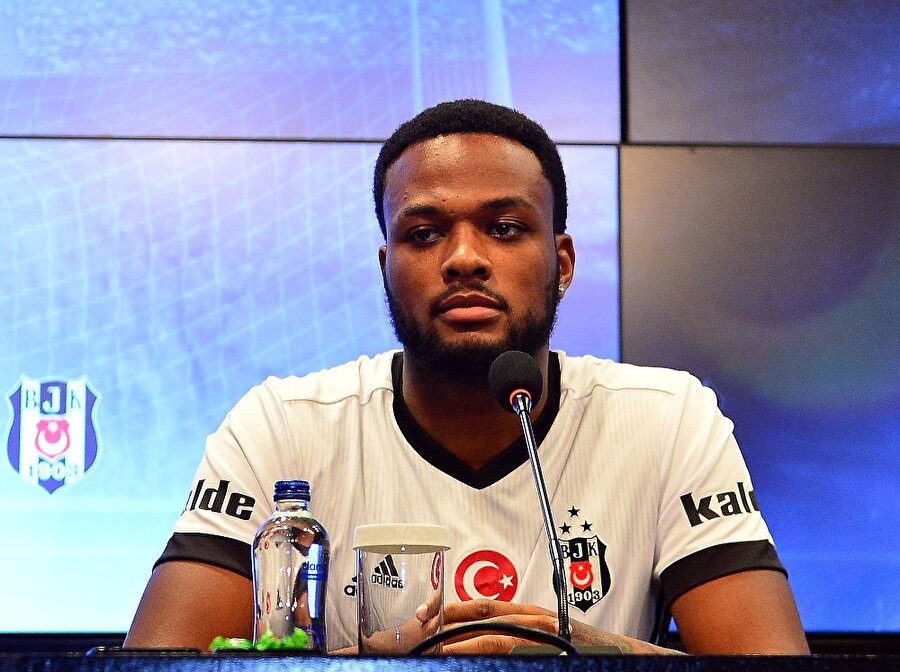 Beşiktaş Larin'i 4.5 yıllığına renklerine bağladı

                                    Beşiktaş, Kanadalı golcü Cyle Larin'in transferini resmen sonuçlandırdı.
Siyah-Beyazlılar, genç forveti Orlando City'den resmi olarak kadrosuna kattı. TFF'de yer alan Beşiktaş takım kadrosunda Cyle Larin'in isminin yer aldığı görüldü.
Lisansı çıkan Cyle Larin, cuma günü oynanacak Bursaspor karşılaşmasında Teknik Direktör Şenol Güneş'in forma vermesi halinde oynayabilecek.
                                