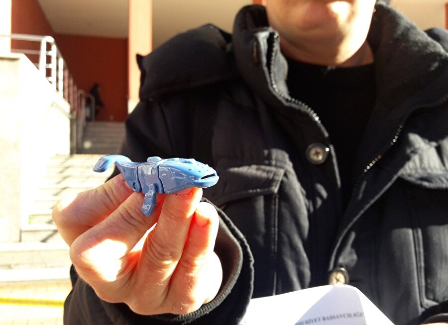 Sürpriz yumurtadan çıkan oyuncak anneyi şaşkına uğrattı.