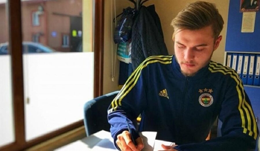 Fenerbahçe genç futbolcuya imza attırdı