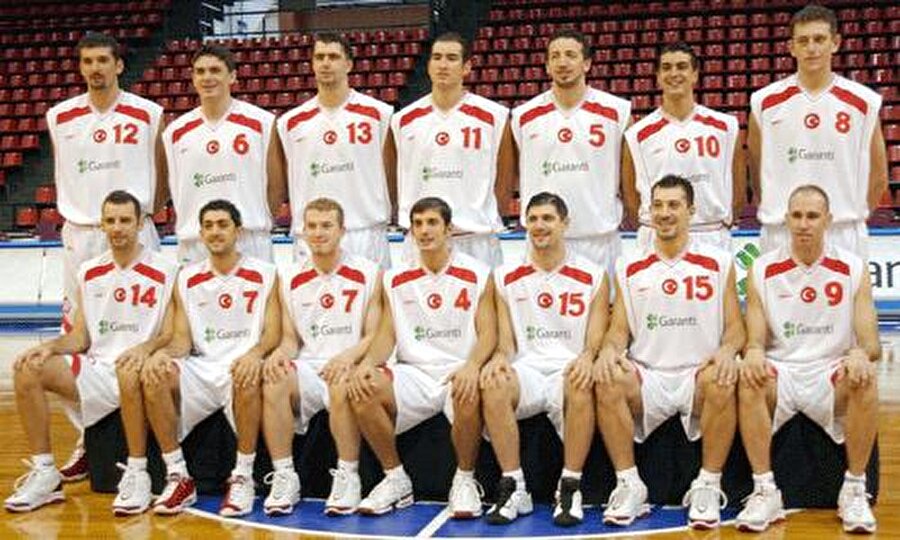 2001 – Avrupa Basketbol Şampiyonası ve Türkiye'nin final oynaması

                                    
                                    Basketbolda Avrupa kıtasının en büyük turnuvası olan Avrupa Basketbol Şampiyonası, Abdi İpekçi Spor Salonu’nda o zamana kadar düzenlenen en üst düzey organizasyon olarak kayıtlara geçti. Bu şampiyona aynı zamanda ülkemiz basketbolu açısından çıkışa geçtiğimiz dönem olarak nitelendirilebilir. 12 Dev Adam sloganıyla yürütülen tanıtım çalışmaları ve Yugoslavya’ya kaybedilen final karşılaşması sonrası gelen gümüş madalya, ülke basketbolu açısından yeni bir dönemin başladığının habercisiydi.
                                
                                