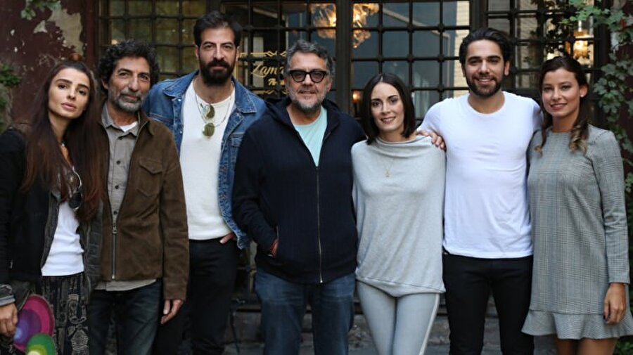 Reytinglerde çakıldı
Kadir Doğulu, Melisa Sözen, Mustafa Uğurlu, İsmail Demirci, Sezin Akbaşoğulları, Müjde Uzman gibi isimlerden oluşan güçlü kadrosuyla 10 Ocak 2018 tarihinde yayın hayatına başlayan dizi, yeterli reytingi alamaması sebebiyle erken final yaptı.