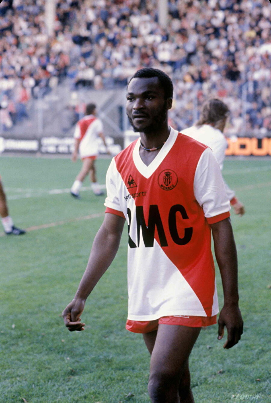 
                                    1979-1980'de Monaco'da oynayan Milla ardından Bastia, Saint-Etienne, Montpellier ve Saint-Pierroise formaları giydi. 
                                