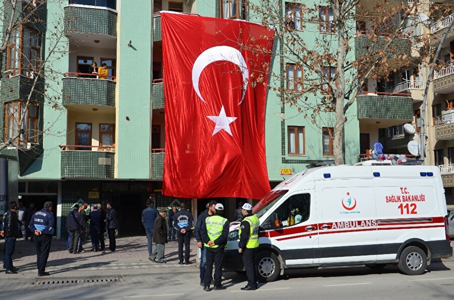 Hakkari'den acı haber: 3 asker şehit
Hakkari Çukurca'da terör örgütü PKK askeri üs bölgesine saldırdı. Saldırıda Malatya nüfusuna kayıtlı Sözleşmeli Piyade Er Miraç Gürhan şehit olurken 5 askerimiz de yaralandı. Şemdinli'deki terör saldırısında ise 2 askerimiz şehit oldu, 2 askerimiz yaralandı.