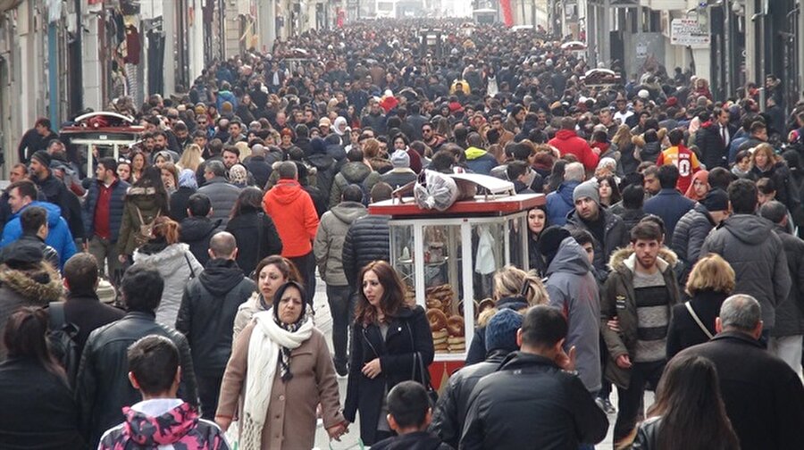 TÜİK açıkladı! İşte Türkiye'nin güncel nüfusu
TÜİK'in yayınladığı bilgilere göre Türkiye'nin 31 Aralık 2017 tarihi itibarıyla nüfusu 80 milyon 810 bin 525 kişi oldu. Türkiye'nin nüfusu 2017 yılında bir önceki yılar göre 995 bin 654 kişi arttı. Erkek nüfus toplumun %50,2 oranıyla 40 milyon 535 bin 135 kişi olurken, kadın nüfus ise %49,8 oranıyla 40 milyon 275 bin 390 kişi oldu.