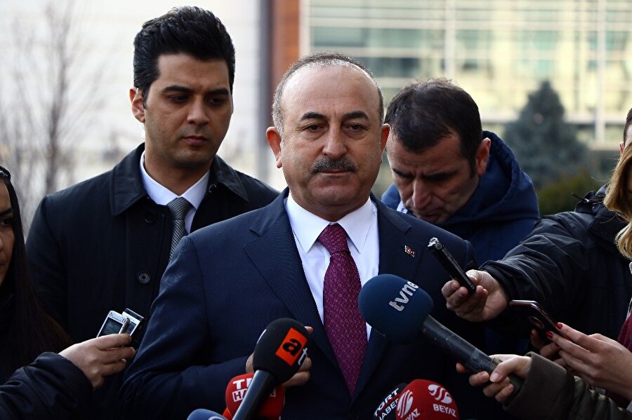 Dışişleri Bakanı Çavuşoğlu: Soçi’deki zirveye katılan teröristin iadesini istedik
Dışişleri Bakanı Mevlüt Çavuşoğlu, gündeme ilişkin açıklamalarda bulundu. Mihraç Ural kriziyle ilgili konuşan Çavuşoğlu, "Biz Rusya'dan izahat istedik. Bu şahsın tutuklanıp Türkiye'ye teslim edilmesini istedik. Bu şahıs kırmızı bültenle aranan bir isim. Rusya'nın bize verdiği listede bu isim yok." açıklamasında bulundu.