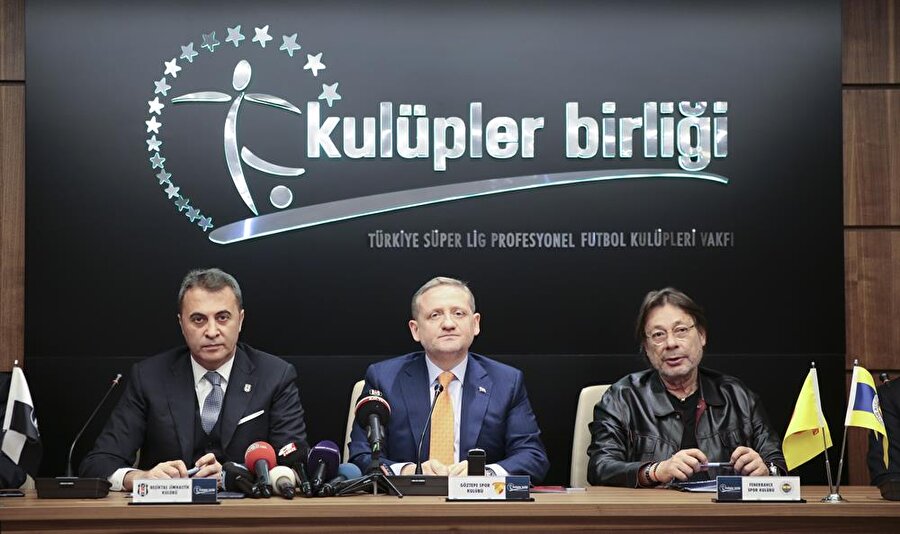 Kulüpler Birliği Vakfı'nın yeni başkanı Fikret Orman oldu
Kulüpler Birliği Vakfının yeni başkanı Fikret Orman oldu.
Vakfın Maslak'taki merkezinde gerçekleştirilen olağanüstü toplantıda, Galatasaray Kulübündeki başkanlık koltuğunu Mustafa Cengiz'e kaptıran Dursun Özbek'ten boşalan başkanlık için seçim yapıldı.
Seçimde tek aday gösterilen Beşiktaş Kulübü Başkanı Orman, vakfın başkanlığına seçildi.