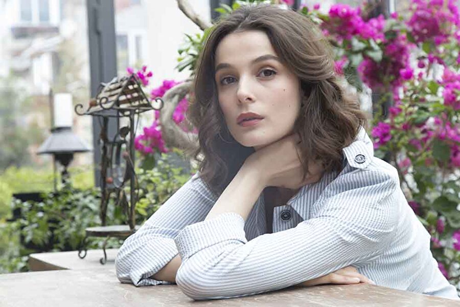 Büşra eşlik edecek
Heyecanla beklenen dizide, Kenan'a başrol oyuncusu olarak Büşra Develi eşlik edecek.