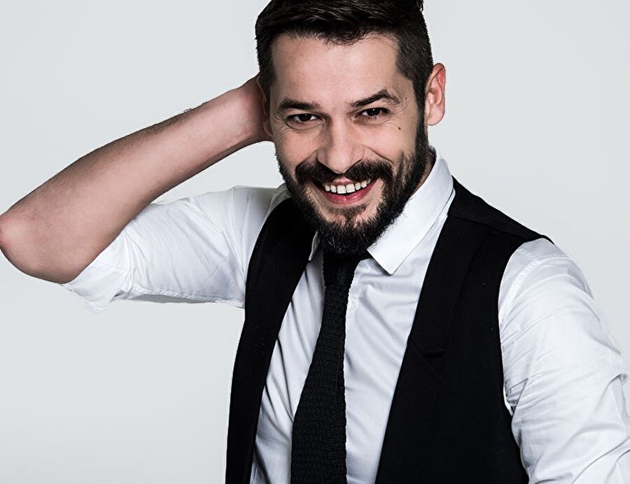 ''Bu camiada aç kalırsın''
Furkan Palalı, Su Kutlu, Cihan Ünal ve Ahu Sungur’un başrolünü paylaştığı ‘Çukurdere’ setinde yönetmen Hamdi Alkan ile Anıl İlter’in kavga sebebi ortaya çıktı. Oyuncunun, tokat yemesi gereken bir sahneye itiraz etmesi üzerine yönetmenin, çılgına döndüğü ve küfürler savurduğu iddia edildi.


Alkan’ın, setin ortasında İlter’e, “Seni bu piyasadan silerim. Hayatın boyunca iş bulamazsın. Yapımcılar arkadaşım. Bu camiada aç kalırsın” diyerek bağırdığı öğrenildi. Milliyet'in haberine göre, yaşanılan olaydan sonra oyuncunun seti terk ettiği söylendi. Yapım şirketininse ise projeyi eylül ayına kadar rafa kaldırdığı konuşuluyor.