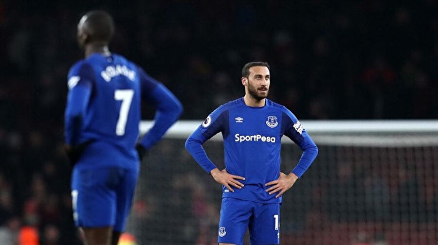 Arsenal, Cenk Tosun'u üzdü!
İngiltere Premier Lig'in 26. haftasında Arsenal ile Everton karşı karşıya geldi. Arsenal kendi evinde rakibini 5-1 gibi net bir skorla mağlup etti.Arsenal'in golleri Aaron Ramsey (3), Lauran Koscielny, Pierre Aubameyang'tan geldi. Everton ise Dominic Calvert-Lewin ile skora katkı sağladı.Ara transfer döneminde Beşiktaş'tan Everton'a imza atan Cenk Tosun mücadeleye ilk 11'de başlayamadı. Milli futbolcu 78. dakikada Oumar Niasse'nin yerine oyuna dahil oldu.
5-1'lik sonuçla Arsenal puanını 45'e yükseltirken, Everton 31 puanda kaldı.Karşılaşmanın ardından Everton Menajeri Allardyce Cenk'in oyuna sonradan girmesinin sebebini açıkladı. Ünlü teknik adam, "Cenk Tosun şu aşamada hızı ve fiziksel durumu sebebiyle biraz zorlanıyor. Ocak ayında gelen her oyuncu gibi. 11'de başlamasının sebebi bu. Duğer oyuncularla alakalı daha çok endişe duyuyorum. Umarım sezon sonuna kadar 11'de oynamaya başlar" ifadelerini kullandı.