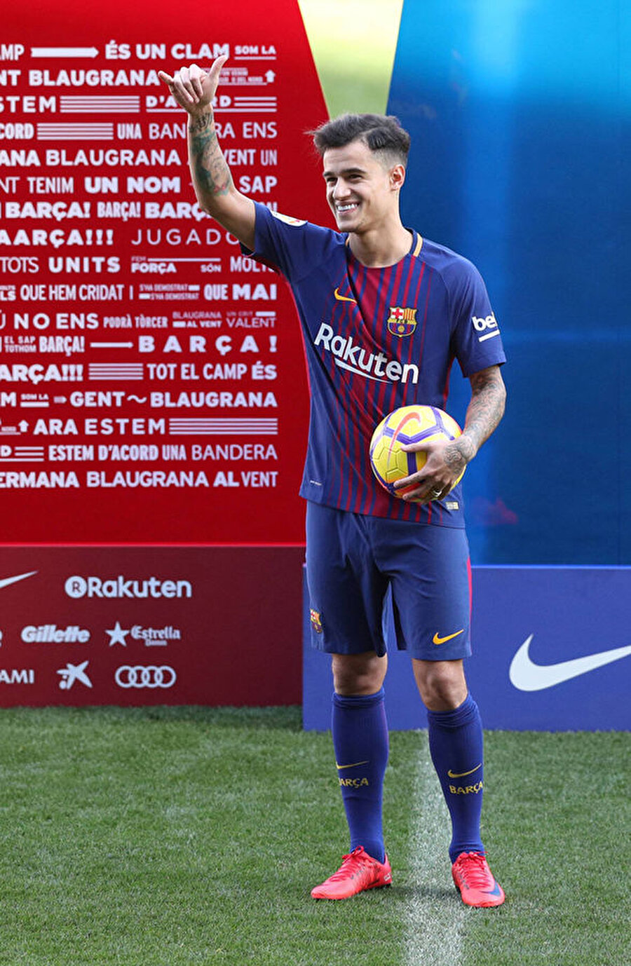 Philippe Coutinho
Brezilyalı futbolcu Liverpool'dan Barcelona'ya 120 milyon Euro'ya transfer oldu.