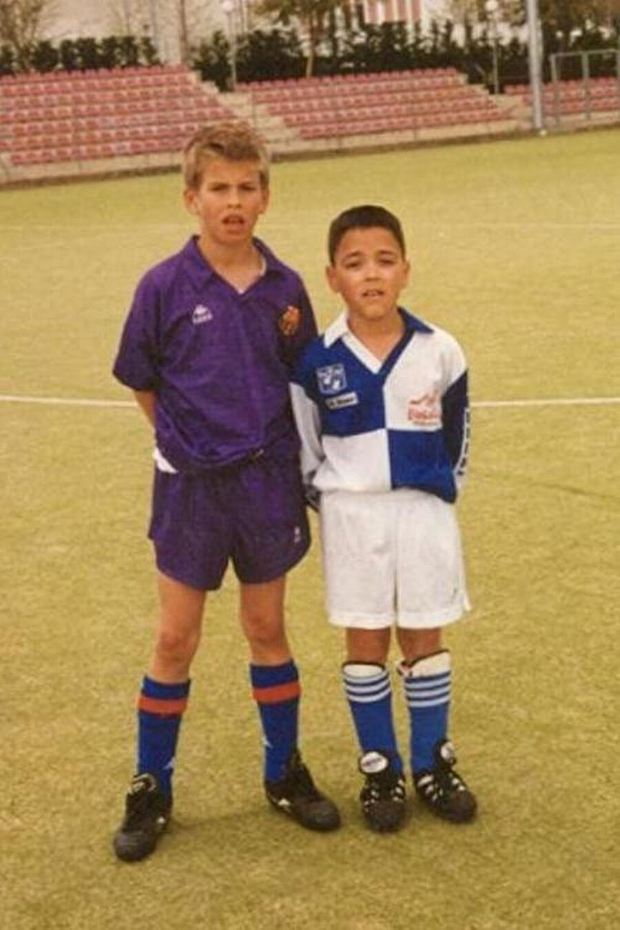 10 yaşında Barcelona altyapısında forma giyen Gerard Pique, 2004'te 17 yaşında Sir Alex Ferguson tarafından keşfedildi.