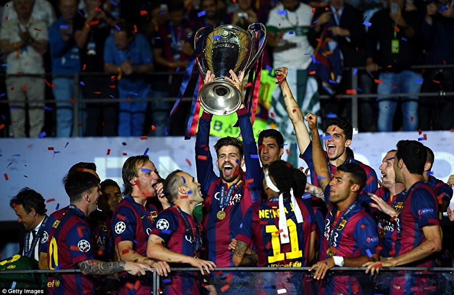 
                                    31 yaşındaki futbolcu Barcelona ile 21 kez şampiyonluk başarısı yaşadı.La Liga Şampiyonlukları: 2008-2009, 2009-2010, 2010-2011, 2012-2013, 2014-2015, 2015-2016

  
Kral Kupası: 2008-2009, 2011-2012, 2014-2015, 2015-2016

  
Şampiyonlar Ligi: 2008-2009, 2010-2011, 2014-2015UEFA Süper Kupa: 2009, 2011, 2015 
  
FIFA Kulüpler Dünya Kupası: 2009, 2011, 2015
                                