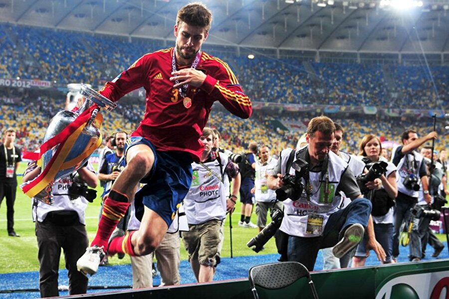 Pique, İspanya Milli Takımı ile 2008 ve 2012 yıllarında Avrupa Şampiyonluğu başarısı yaşadı.
