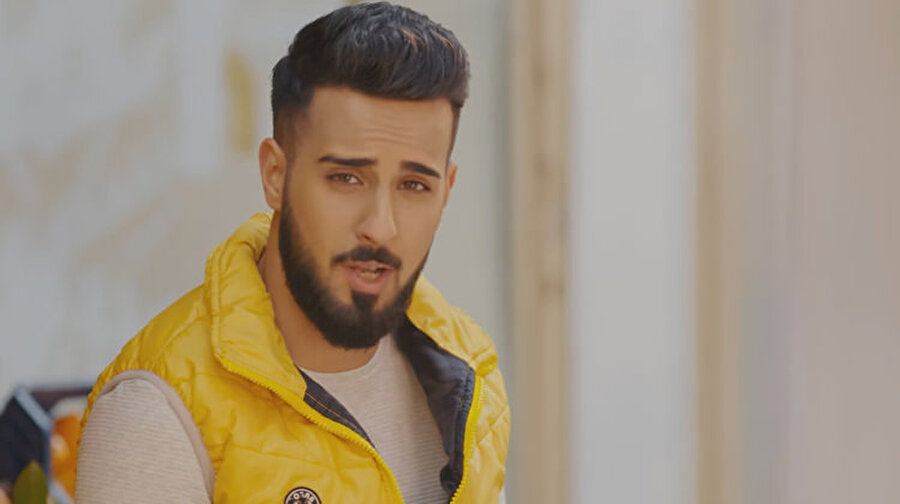 Klip çekti
Pazara mandalina satarken popüler olan Veysel Mutlu, yapımcı Polat Yağcı ile anlaşarak ilk şarkısı 'Vay Delikanlı Gönlüm' şarkısına klip çekti.