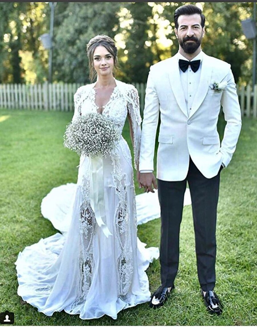 Meslektaşıyla evlendi
Oyuncu Hande Soral ve meslektaşı İsmail Demirci aileleri ve yakın dostlarının katıldığı bir törenle geçtiğimiz yıl dünya evine girdi.