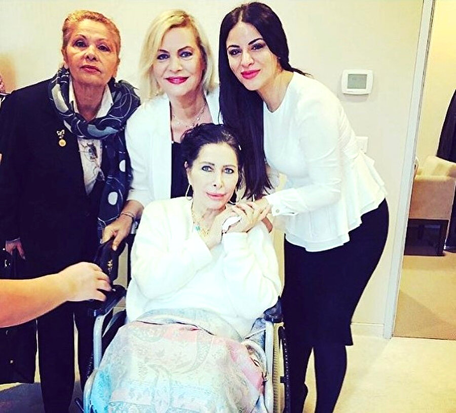 Son hali kahretti!
Geçirdiği kalın bağırsak ameliyatının ardından bir süredir kanser tedavisi gören Türk halk müziği sanatçısı Nuray Hafiftaş'ın son halini görenler şoke oldu.