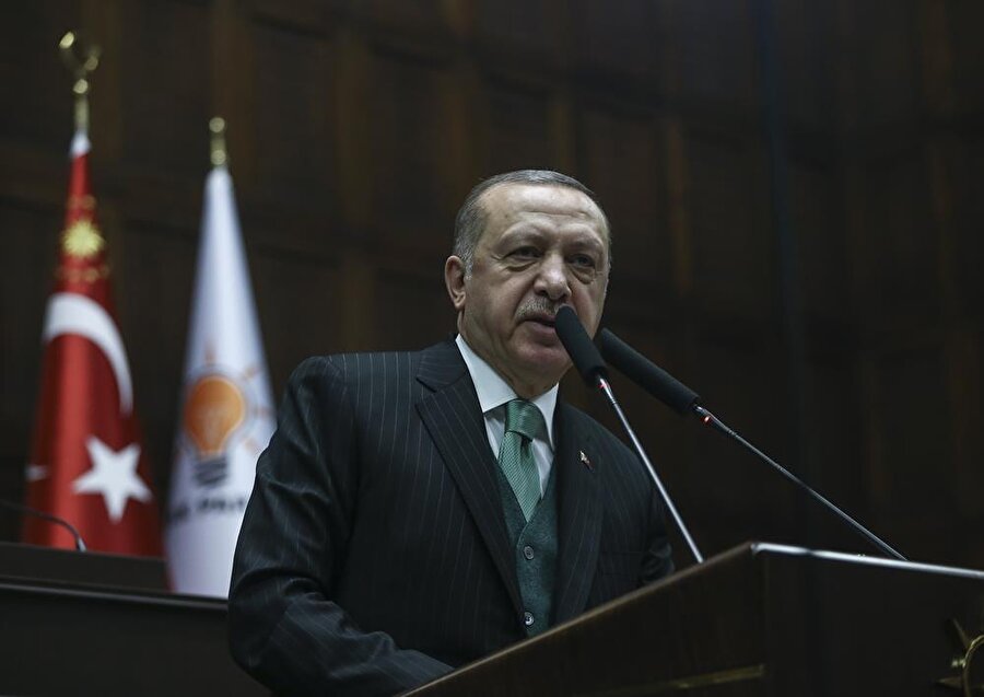Cumhurbaşkanı Erdoğan: Uyuyan devi uyandırdılar
Cumhurbaşkanı Recep Tayyip Erdoğan AK Parti Grup Toplantısı'nda konuştu. Erdoğan: "Tek vatan, tek millet, tek devlet, tek bayrak dedik. Kim bunlara yan bakarsa icap ederse 80 milyon tek vücut olarak bunların tepesine binmek bizim boynumuzun borcudur." dedi. Ayrıca Erdoğan, ABD'nin terör örgütlerine verdiği desteğe değinerek, "Biz Münbiç'e topraklarının asıl sahiplerine teslim etmek için geleceğiz. Bu bölgede bir şey yapılacaksa, gelin NATO'da beraber olduğunuz Türkiye ile beraber yapın. Bizim sorunumuz güneydeki bir kısım Kürtlerle değildir. Bizim sorunumuz tamamıyla terör örgütleriyledir" açıklamasında bulundu.