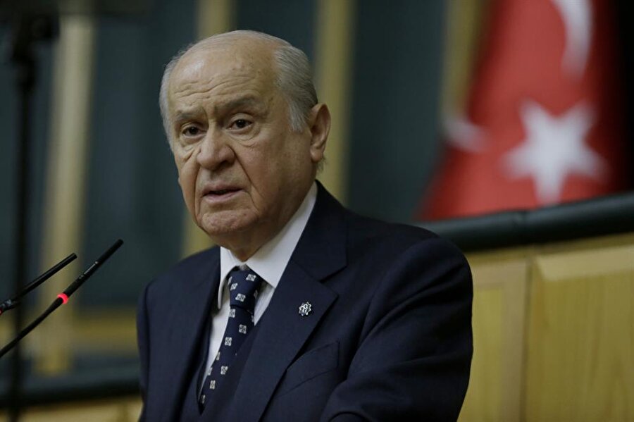 MHP Lideri Bahçeli: Gerekirse ben de bozkurt gibi Afrin'e giderim
MHP Genel Başkanı Devlet Bahçeli: "Bozkurt çakalla karışmaz. Çakalla bir tutulamaz. Bilinsin ki, Zeytin Dalı Harekatı'na bozkurt işareti yapa yapa dahil olacak yüz binlerce bozkurt hazır beklemektedir. Türkiye tesadüfen bulunmamış harita üzerinde kurulmamıştır. Bu topraklara rastgele 'vatan' denmemiştir. Eğer yerine gelirse ben de bir bozkurt gibi Afrin'e gider bu vatana bu millete taşıdığım canı seve seve veririm. Bu da bu millete Devlet sözüdür." ifadelerini kullandı.