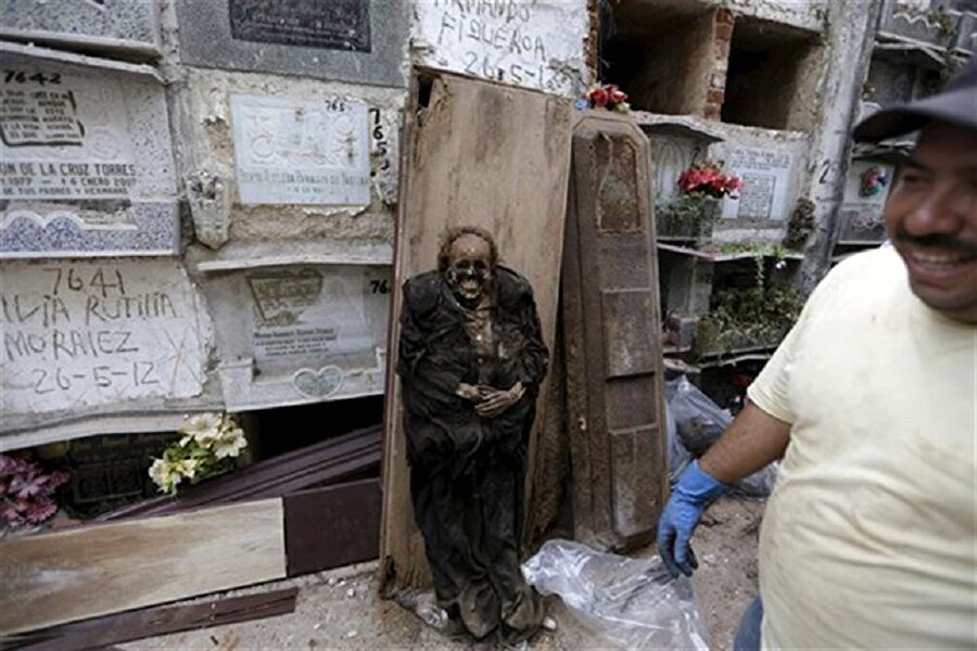 Guatemalalı mezar temizleyicilerinin çıkardığı ölüler, bir süre depoda istifleniyor.
