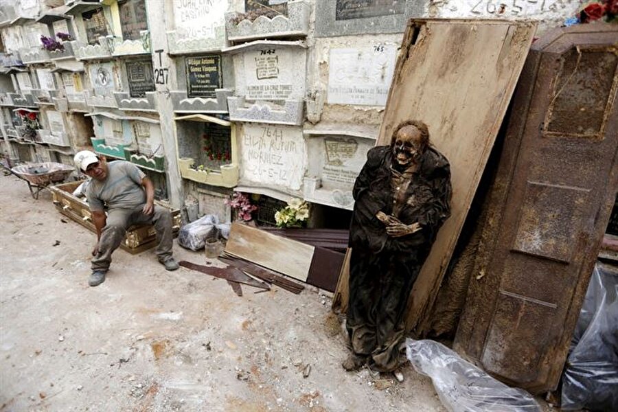 6 yıl içinde mezar parasının ödenmesi dışında, yakını ölenler, her 4 yılda bir mezar kirası ödemek zorunda.
