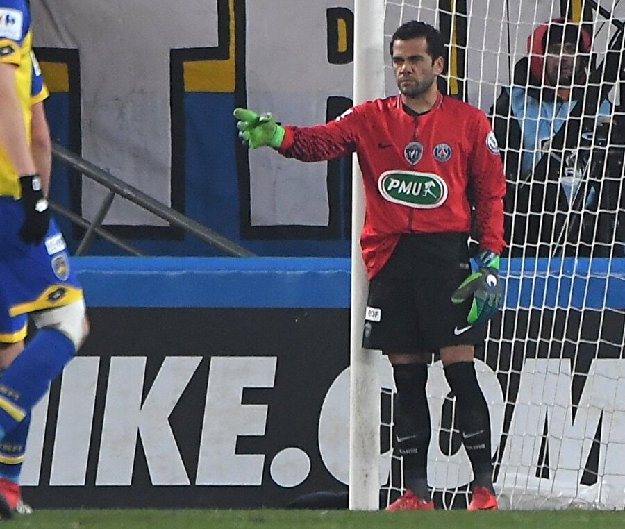 Dani Alves kaleye geçti; PSG tur atladı