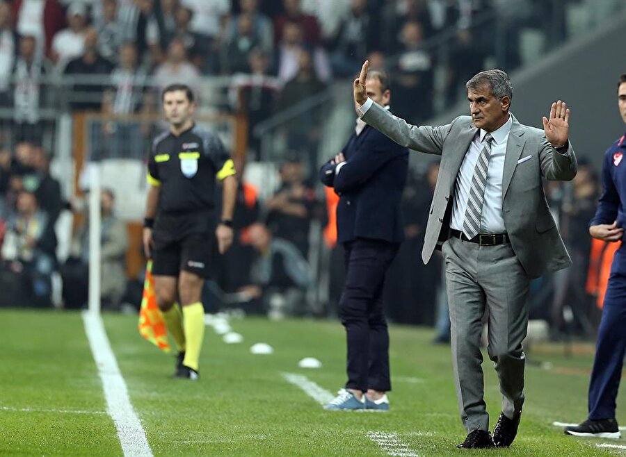 Şenol Güneş'e ayakkabılı protesto