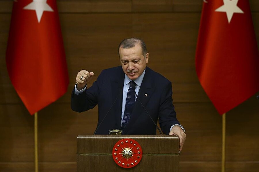 Cumhurbaşkanı Erdoğan: Ne Türk kavramını ne de Türk ismini kullanamayacaksınız
Cumhurbaşkanı Erdoğan, TTB ve TBB’ye ilişkin, “Bunlar ne hukuku ne hekimliği, tabipliği kendi saltanatı altına alamazlar. Çıkartılacak olan kanunla, Bakanlar Kurulu ile tüm hekimler, hukukçular kendi derneğini kurabilecekler. Kalkıp tweet'lerle ev sahibini bastırmaya kalkıyorlar. Kullanamayacaksınız, ne Türk kavramını ne Türkiye ismini.” ifadelerini kullandı.