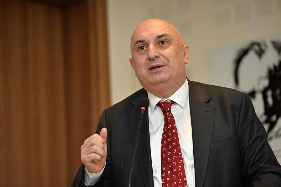 CHP’den skandal açıklama: "Afrin’e girilmesine karşı çıkıyoruz”
Cumhuriyet Halk Partisi (CHP) Grup Başkanvekili Engin Özkoç, Suriye'nin Afrin bölgesinde Türk Silahlı Kuvvetleri'nin devam ettiği Zeytin Dalı Harekatı hakkında skandal açıklamalarda bulundu. Özkoç: "Afrin’e girilmesine karşı çıkıyoruz. Afrin merkezi bir bölge, sivillerin çok olduğu bir bölge ve o bölgede çatışmaların yoğunluğundan dolayı hem sivil hem asker kaybının çok olacağını düşünüyoruz" dedi.