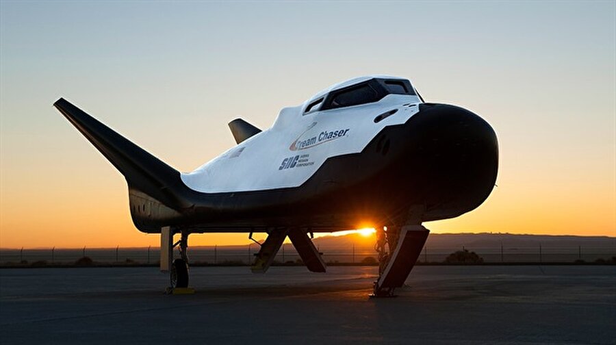 Türk şirketin geliştirdiği uzay aracı ilk görevine 2020'de çıkacak
Fatih Özmen'in sahibi olduğu Türk kökenli uzay ve havacılık şirketi, bir dönem SpaceX ve Boeing ile rekabet etmişse de projesinin rakiplerininki kadar olgunlaşmamış olması nedeniyle geri plana düşmüştü. Uzay istasyonuna personel taşıma görevini üstlenemeyen firmanın ikmal servisi vermek üzere NASA'yla anlaşmaya varması da Dream Chaser projesi açısından oldukça sevindirici bir gelişme olmuştu. 2020'de ilk uçuşunu gerçekleştirecek olan uzay aracı, yolcu uçaklarıyla aynı piste inebilmesi sayesinde görev maliyetini ciddi oranda düşürdüğü gibi daha hassas yüklerin taşınmasına da imkan tanıyor. Yük olarak insan taşıyabilecek donanımdaki aracın ilerleyen dönemde uzay ve havacılık faaliyetlerine büyük katkı sağlaması bekleniyor.