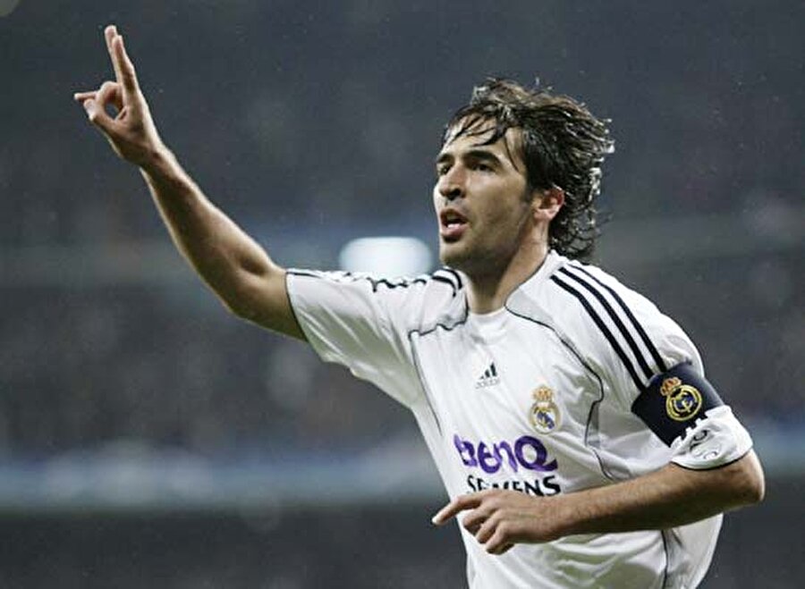 2010 yılında Real Madrid'ten ayrılan Raul, o dönemde İspanyol kulübünün tarihindeki en golcü isim unvanının sahibiydi. 