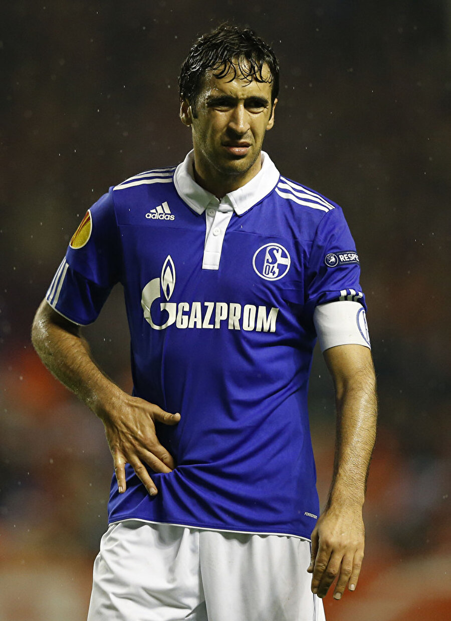 2010 yılında Real Madrid ile sözleşmesi sona eren Raul, Alman ekibi Schalke 04'e bonservis bedeli olmadan transfer oldu. 