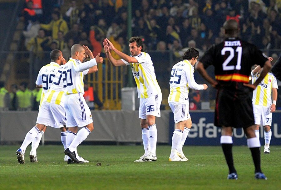 
                                    Fenerbahçe, Şampiyonlar Ligi son 16 Turu'nda İspanyol ekibi Sevilla ile eşleşti. Turun ilk ayağı İstanbul'da oynandı. 20 Şubat 2008'de oynanan mücadeleyi Fenerbahçe Kezman, Lugano ve Semih Şentürk'ün golleriyle 3-2 kazandı. Karşılaşmanın 24. dakikasında Edu Dracena kendi kalesine gönderdiği golle uzun bir süre tartışmaların odağındaki isim olmuştu. 
                                