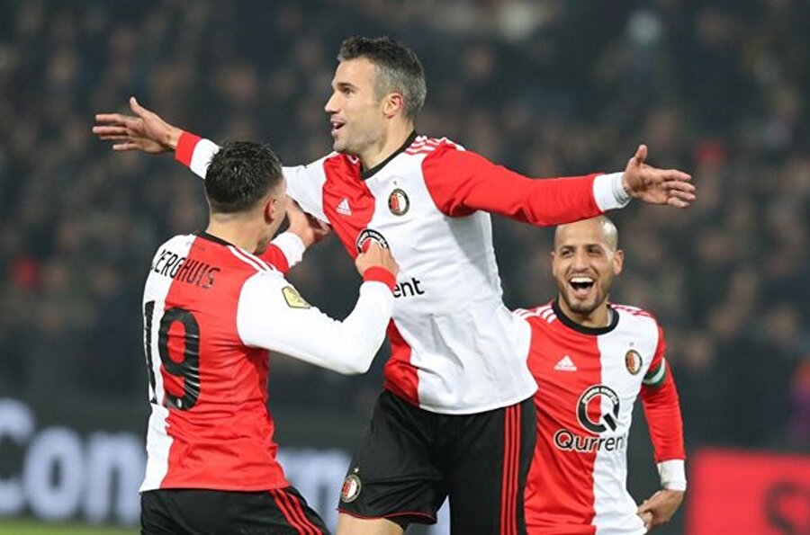 Van Persie yeni takımında ilk golünü attı