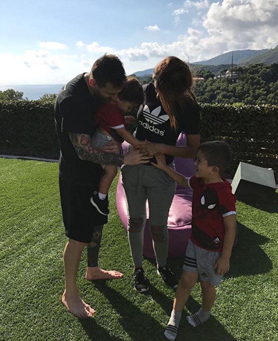 İsmi ne olacak?

                                    
                                    Bu arada Messi-Antonela Roccuzzo çiftinin üçüncü çocuklarının cinsiyeti belli oldu. Çift dünyaya gelecek olan oğullarına Ciro ismini vermeye karar verdi.
                                
                                