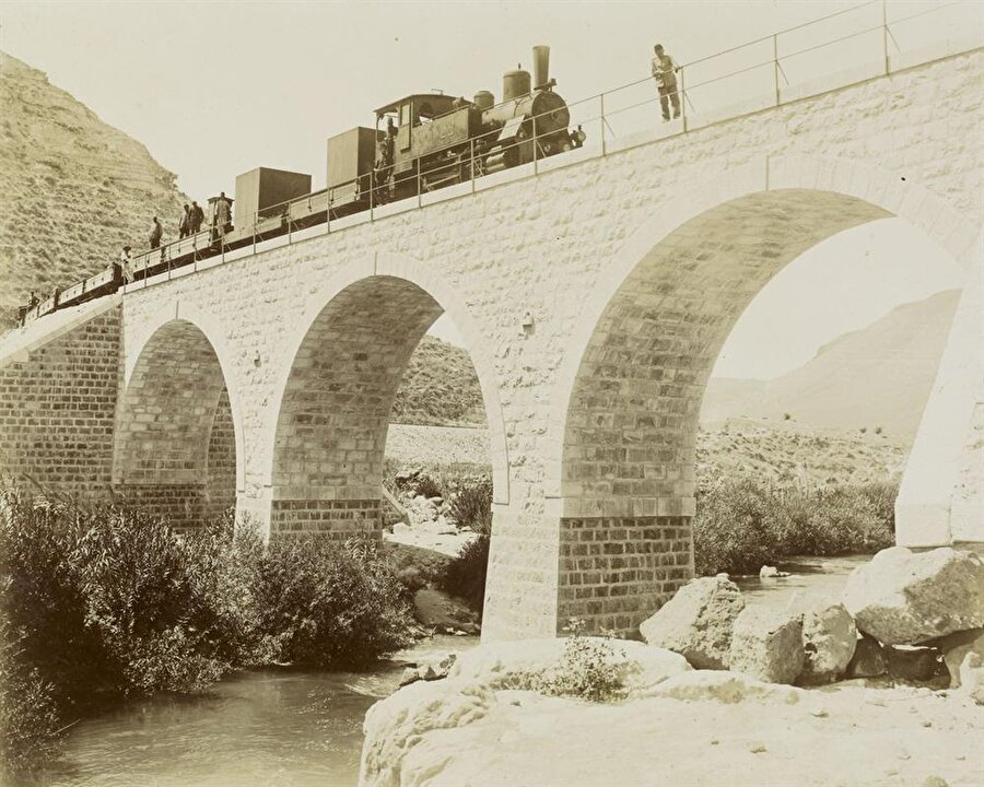 Hicaz Demiryolu Projesi
Hicaz Demiryolu, II. Abdülhamit tarafından 1900-1908 yıllarında Şam ile Medine arasında inşa ettirilen, Osmanlı İmparatorluğu'nun İstanbul'dan başlayan demiryolları projesidir. Bu projenin bir kısmı yaptırılmasına rağmen imparatorluğun içinde bulunduğu şartlardan dolayı tamamlanamamıştır.