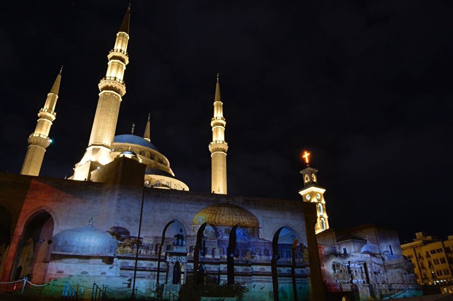 Minareyle yarışan çan kulesi
