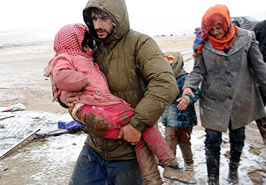 Suriye-Mültecilerden kış soğuğuna pratik çözüm 

                                    Birleşmiş Milletler (BM) ve diğer insani yardım örgütlerinin Suriye’ye gönderdiği battaniyeler, zorunluluktan kışlık palto ve ceket haline getiriliyor. Kaynakların kısıtlı olduğu Suriye’nin Humus

  
bölgesinde terzilik yapan Baraa Abu Kadar, battaniyeleri paltolara dönüştürme fikrinin müşterilerinden geldiğini belirtiyor. Mülteci köylüler, kendilerine uyurken ısınmak için verilen battaniyelerin sadece gece işe yaradığını, gündüz ısınmak için de battaniyeleri mecburen paltoya dönüştürmek zorunda kaldıklarını söylüyor. Suriyeli köylüler ellerindeki battaniyeleri, yaklaşık 4 dolar olan 2 bin Suriye Lirası'na ceket, kazak, pijama gibi giysi yaptırıyor.
                                