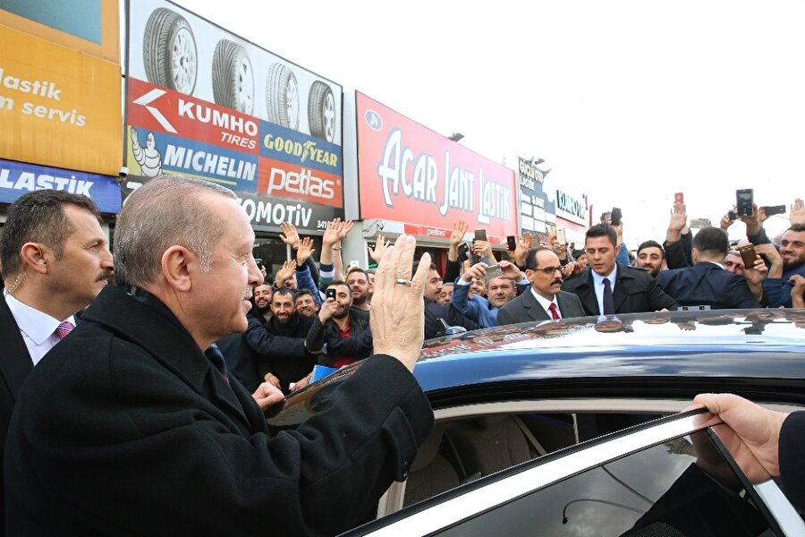 Cumhurbaşkanı Recep Tayyip Erdoğan, Ankara İskitler’de sanayi esnafını çat kapı ziyaret ederek sohbet etti.