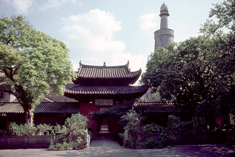 Huaisheng Camii'nin, sahabe kabirlerine ev sahipliği yaptığı rivayet ediliyor.