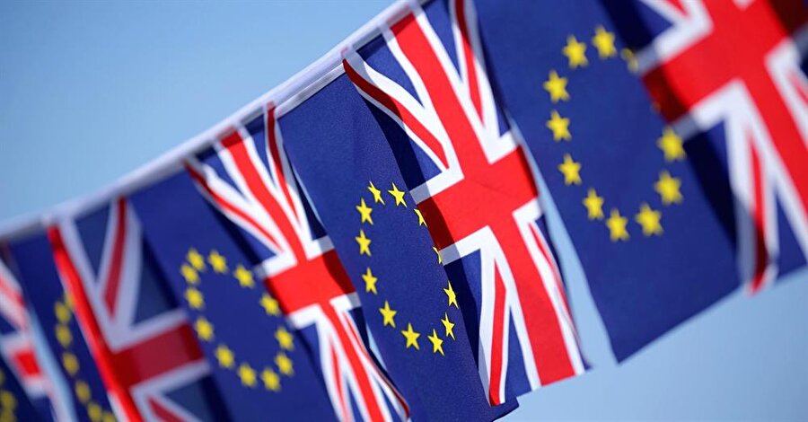 Brexit'in İngilizlere acı faturası

                                    
                                    Birleşik Krallık'ta 2017'de halk oylamasıyla başlayan Brexit süreci devam ediyor. AB'nin ilgili bakanlarının katılımıyla Brüksel'de yapılan Genel İşler Konseyi toplantısında İngiltere'nin Mart 2019'da ayrılmasından sonraki geçiş sürecine ilişkin kurallar karara bağlandı. 'Best for Britain' organizasyonunun yaptığı araştırmalar sonucu İngiltere'nin 2020'de sonlanacağı planan ayrılığı, İngiliz ekonomisini 284 milyar Euro zarara sokacak.
                                
                                