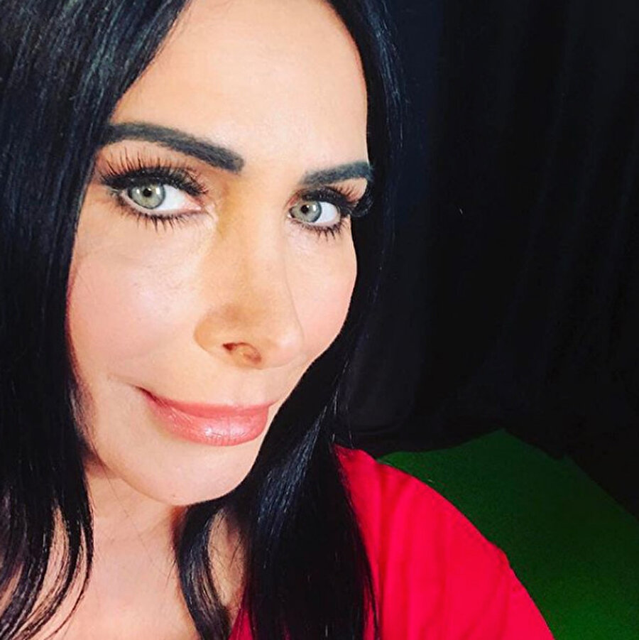 Nuray Hafiftaş kimdir?
8 Ağustos 1964'te Ardahan ilinin bir ilçesi olan Çıldır'da doğan Nuray Hafiftaş, ilkokul eğitimini Taksim’de tamamladıktan sonra İTÜ ( İstanbul Teknik Üniversitesi) Devlet Konservatuarı'nı bitirdikten sonra İstanbul Belediye Konservatuarı İcra Heyeti'nde 4 yıl kadrolu devlet sanatçısı olarak yer aldı.