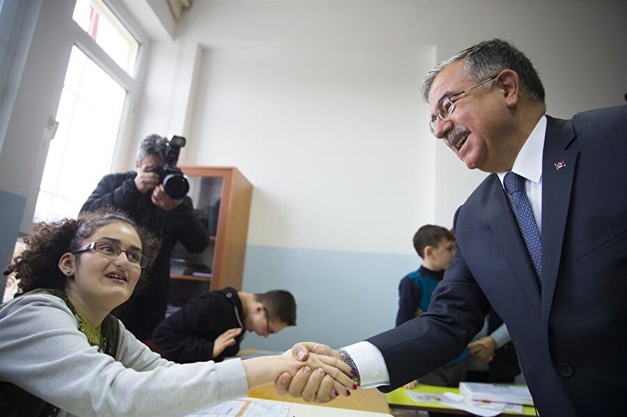 Milli Eğitim Bakanı Yılmaz: Bu yıl TEOG olmayacak
Milli Eğitim Bakanı İsmet Yılmaz, ''Bu yıl TEOG olmayacak, adrese dayalı yerleştirme, eve en yakın okul sistemini dikkate alarak ve diğer belirlediğimiz hususlarla birlikte öğrencilerimizi yerleştireceğiz'' dedi.