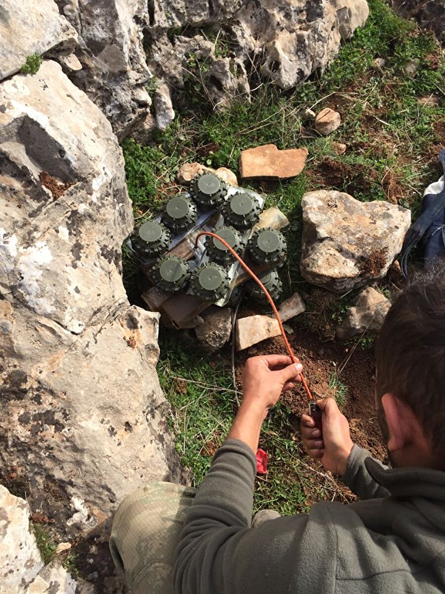 Afrin'de 'yasaklı silah' ele geçirildi
Suriye'nin Afrin bölgesinde devam eden Zeytin Dalı Harekatı kapsamında teröristlerden arındırılan bölgelerde Ottawa Antlaşması ile kullanımı yasaklanan çok sayıda anti-personel mayını ele geçirildi. Terör örgütü mensuplarınca kazılan bazı sığınakların İHA'lar tarafından tespitinin önlenmesi için girişlerinin ağaç altlarına yapıldığı anlaşıldı.