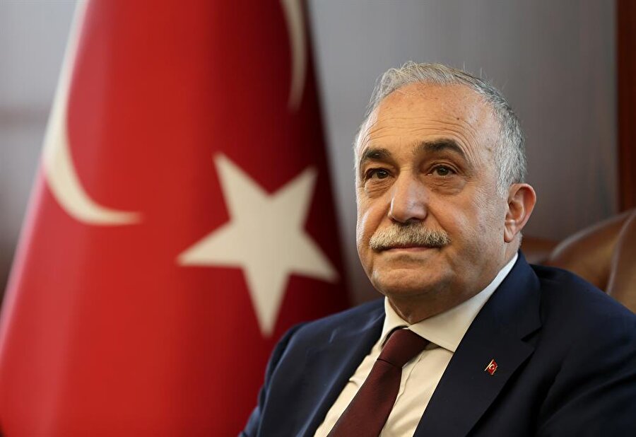 Fakıbaba: Bu yıl vatandaşa 500 bin koyun vereceğiz
Gıda, Tarım ve Hayvancılık Bakanı Fakıbaba,''Hesaplarını yaptık, 300 kuzu sizin olacak, ancak bunu bütün arkadaşlara verecek değiliz. Bu yıl 500 bin koyun vereceğiz, önümüzdeki yıl da 500 bin vereceğiz ve devam edecek.''dedi. Fakıbaba, bu proje ile yılda en az 300 kuzu elde edilmesinin hedeflendiğine değinerek, şu bilgileri paylaştı:
"Hesaplarını yaptık, 300 kuzu sizin olacak, ancak bunu bütün arkadaşlara verecek değiliz. Bu yıl 500 bin koyun vereceğiz, önümüzdeki yıl da 500 bin vereceğiz ve devam edecek. Buradaki amacımız şehirdekileri köye getirmek değil, öncelikle köydeki arkadaşlarımızın şehre gitmesini önlemek. Öncelikle bu hak sizin olacak. Hatta hanımefendileri sigortalı edeceğiz. Anne şehre gitmeyince baba da evlat da oradan ayrılmayacak."